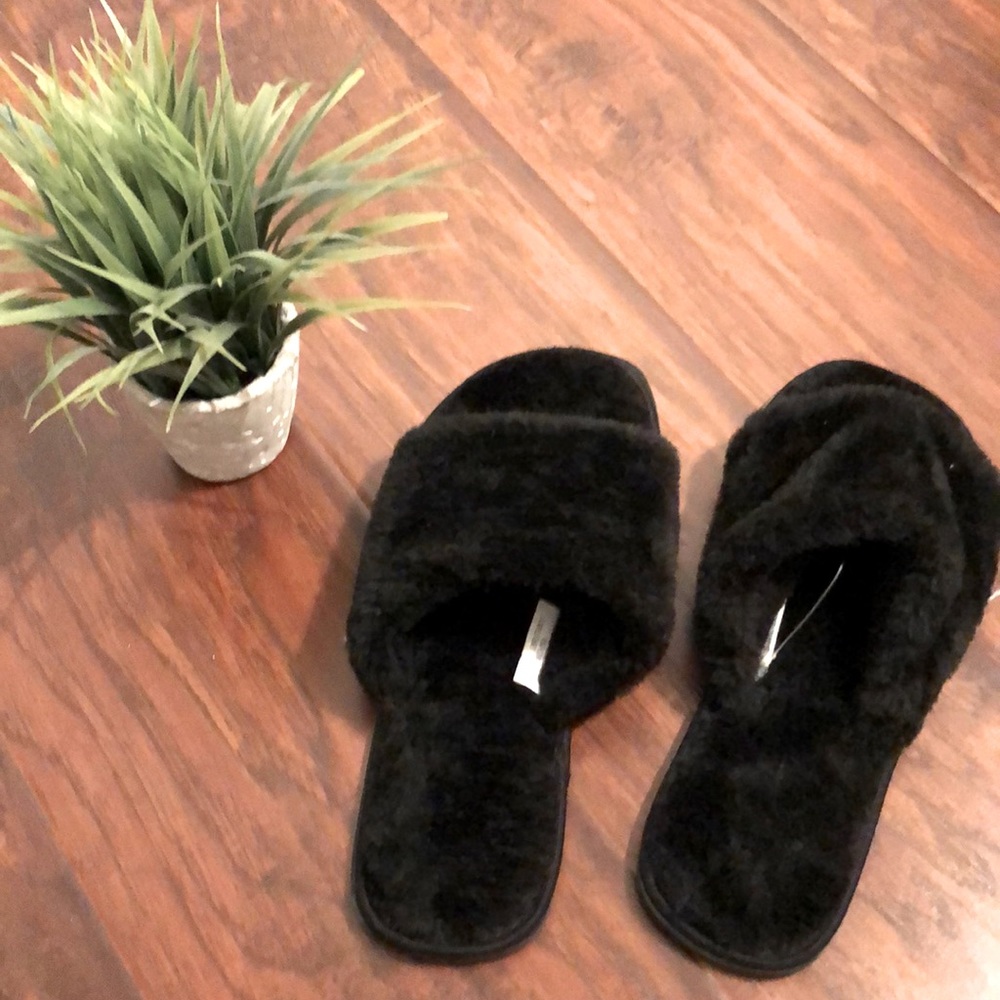 Sz7/8 black fuzzy slippers